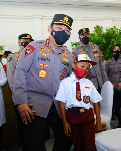 Tinjau Vaksinasi Serentak se-Indonesia, Kapolri Instruksikan Akselerasi ke Lansia dan Anak-Anak