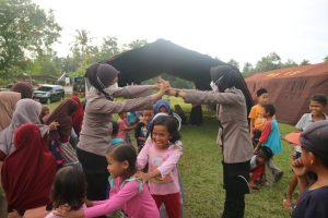 Neng Polwan Polda Banten Menghibur Anak-Anak Terdampak Gempa