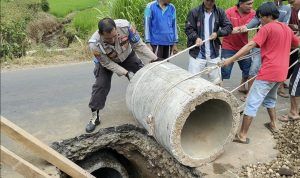 Polisi Bersama Warga Perbaiki Jalan Provinsi Bengkulu Rusak Di Bengkulu Utara