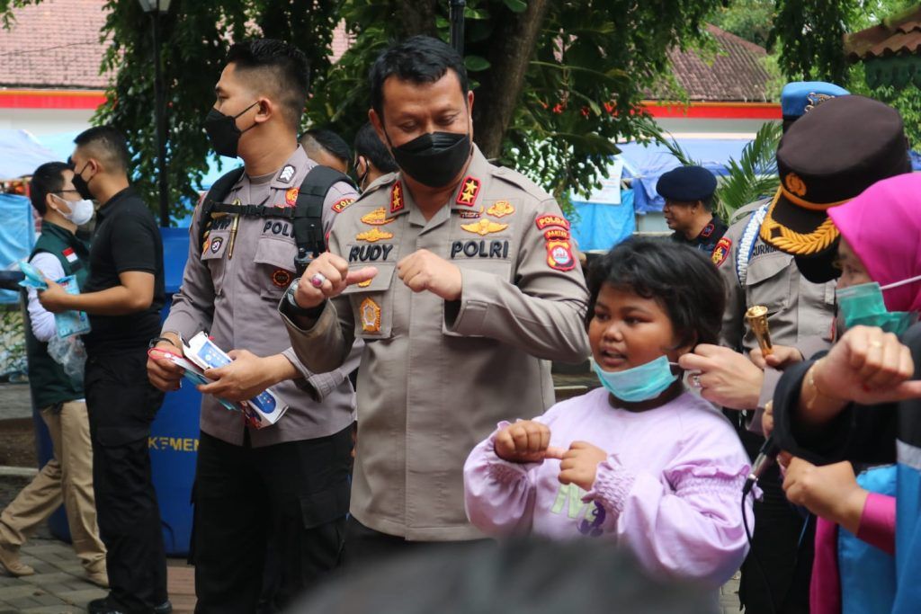 Kapolda Banten Menghibur Anak-anak Korban Banjir dan Memberikan Bantuan