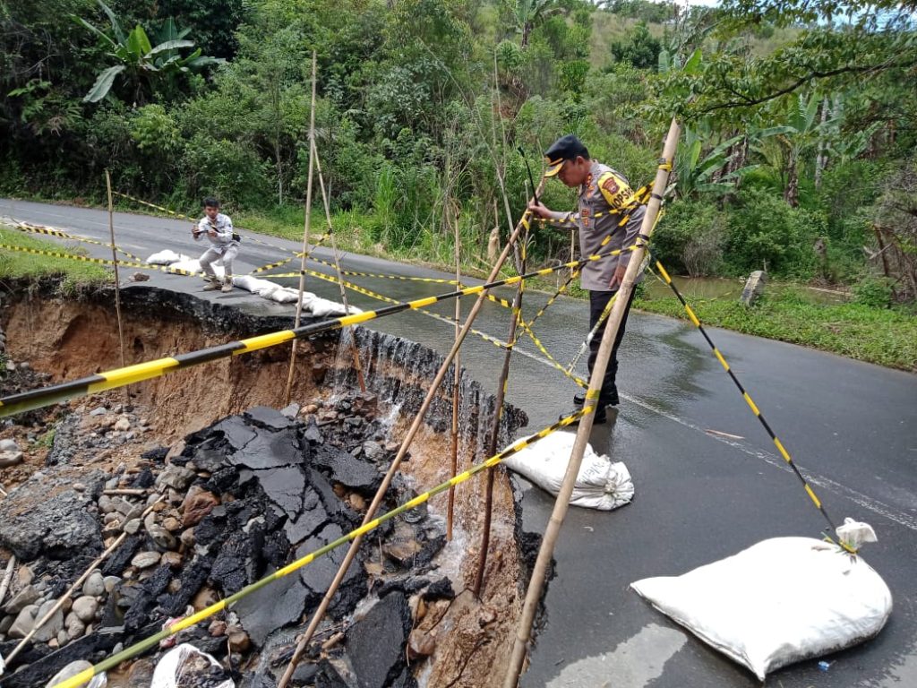 Pastikan Keselamatan Pengguna Jalan, Kapolres Lebong Cek Jalan Berlubang dan Longsor