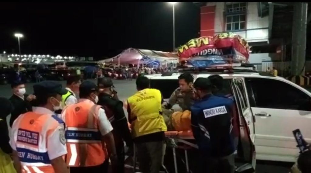 Sigap, Personel Polres Cilegon Bantu Wanita Pingsan Dalam Mobil di Pelabuhan Merak