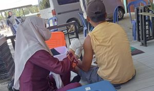 Lengkapi Rangkaian HUT Bhayangkara ke 76 Polisi Gelar Vaksinasi Door To Door