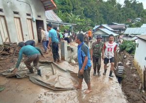 Ditimpa Longsor Lima Rumah Warga Suka Sari Tertimbun Tanah Bercampur Batu
