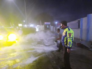 Truk Tangki Terguling 12 Ton Zat Kimia Berbahaya Tumpah ke Jalan