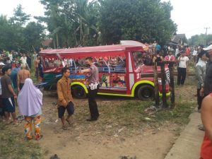 Tak Ada Palang Pintu, Odong – Odong Tertabrak Kereta Api Tewaskan Sembilan Orang