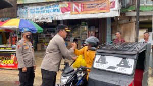 Wow…Kapolres Lebong Turun Langsung Bagikan Sembako Pasca Kenaikan BBM