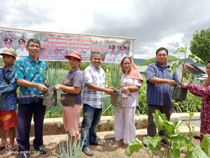 Perkuat Ketahanan Pangan Masyarakat, Pemdes Tik Teleu Bagikan Bibit Tanaman Hortikultura