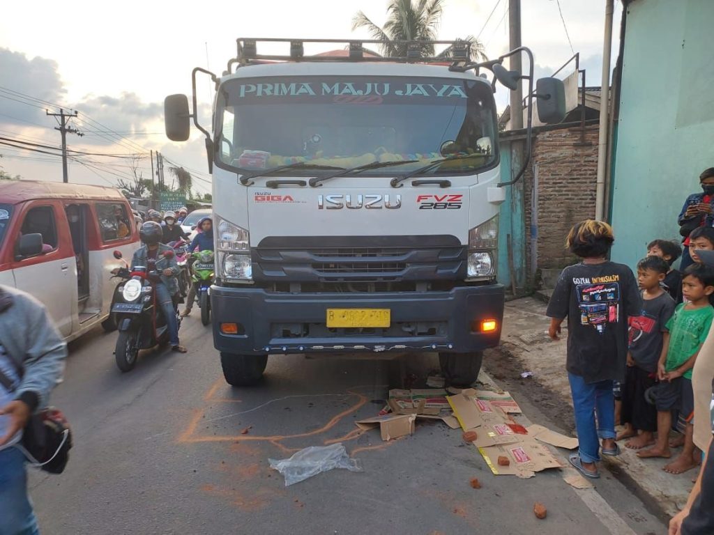 Gagal Nyalip, Seorang Remaja Perempuan Masuk Kolong Dump Truk