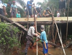 Polsek Lais Goro Bersama Warga Perbaiki Jembatan Penghubung Dua Desa