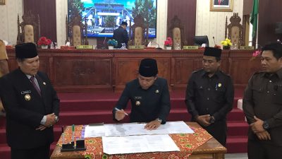 Penandatanganan RAPBD Kabupaten Lebong Oleh Bupati Lebong, di Dampingi Ketua DPRD Lebong dan Wakil Bupati Lebong.