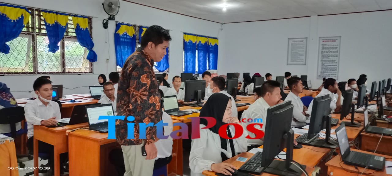 Tampak Ketua KPU Lebong, Shalahuddin Al Khidhr Saat Mengawasi Pelaksanaan Tes CAT PPK