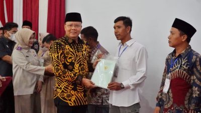 Penyerahan Sertifikat Tanah Oleh Gubernur Bengkulu Kepada Masyarakat