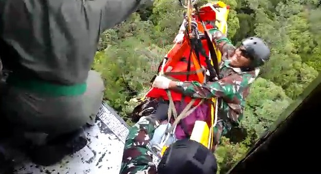 Kopda Ahmad Novrizal Prajurit Kopasgat TNI AU Yang Ikut Di Tandu Kapolda Jambi Saat Proses Evakuasi
