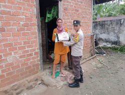 Jumat Berkah Polsek Kaur Utara Memberikan Bantuan Sembako Berupa Beras Kepada Warga Talang Jawi I