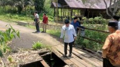 Usai Sholat Jumat Di Masjid Al-Ikhlas, Bupati Lebong Cek Jembatan Rusak Di Desa Sukau Kayo