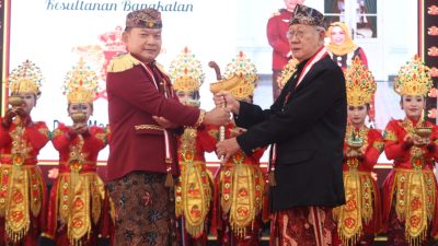 Kasad Jenderal TNI Dr. Dudung Abdurachman Dianugerahi Gelar Keluarga Kehormatan Kesultanan Bangkalan