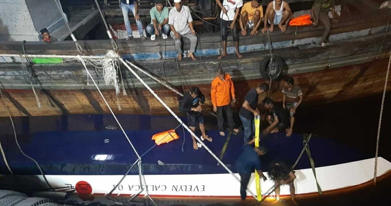 Tim Sar Berhasil Evakuasi 76 Penumpang Kapal Yang Terbalik Di Riau 12 Orang Dinyatakan Tewas