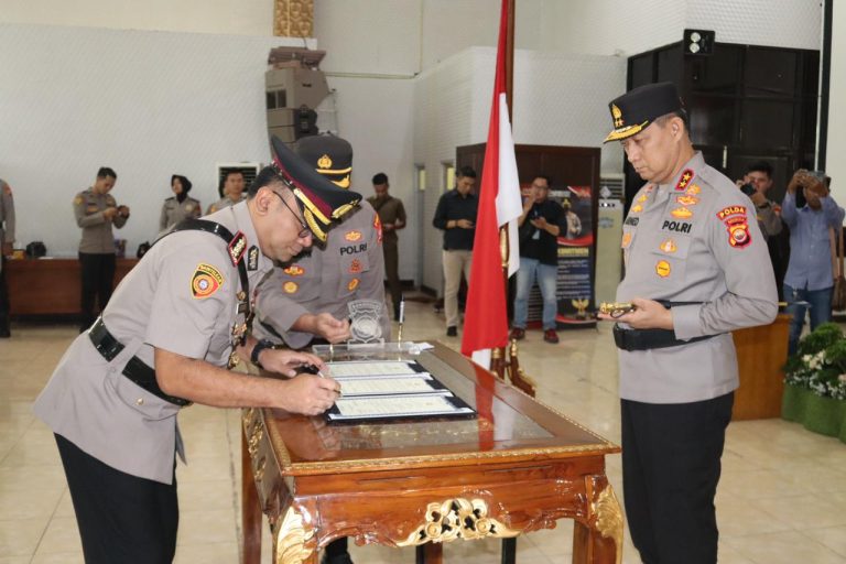 Kapolda Bengkulu Pimpin Sertijab 2 Pejabat Utama Polda Bengkulu dan 2 Kapolres
