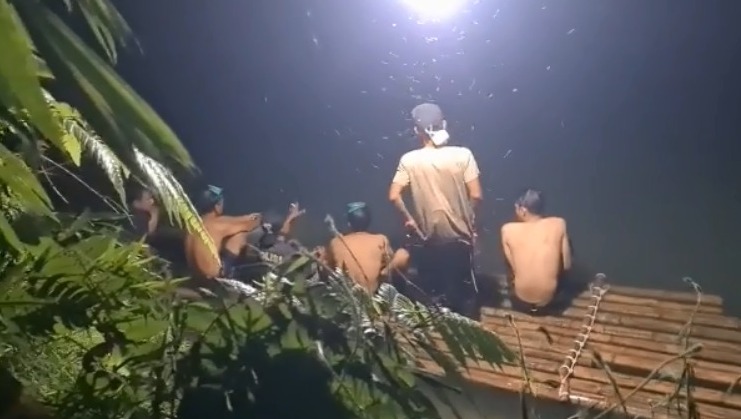 Tampak Waga Masyarakat Masih Melakukan Pencarian Korban Hingga Pukul 22.00 WIB