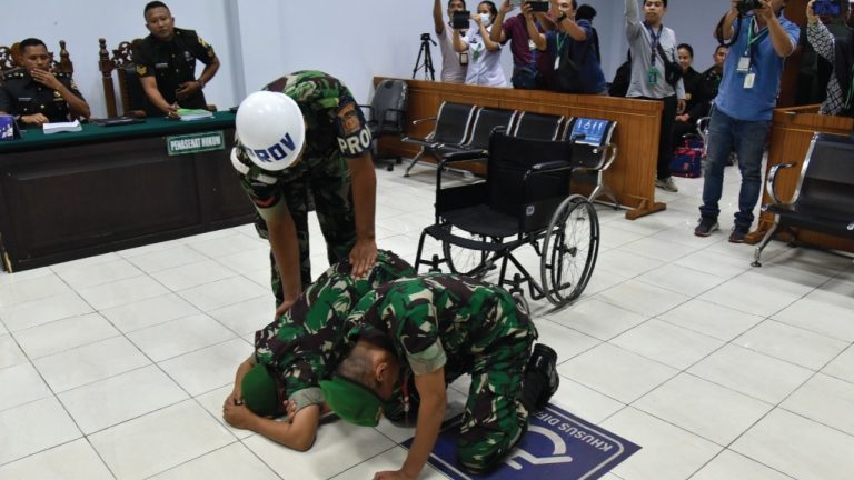Bebas Dari Hukuman Mati Tangisan Dua TNI Ini Pecah Dihadapan Majelis Hakim Militer