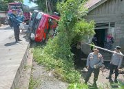 Kecelakaan Lalu Lintas di Desa Samban Jaya, Satu Unit Dump Truk Timpa Rumah Warga