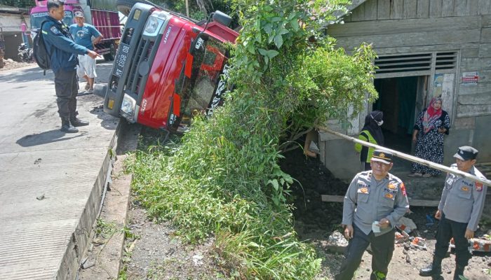Kecelakaan Lalu Lintas di Desa Samban Jaya, Satu Unit Dump Truk Timpa Rumah Warga