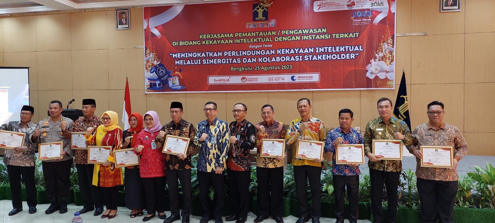 Momen Hari Dharma Karya Dhika, Bupati Lebong Terima Penghargaan Dari Kemenkumham RI Wilayah Bengkulu