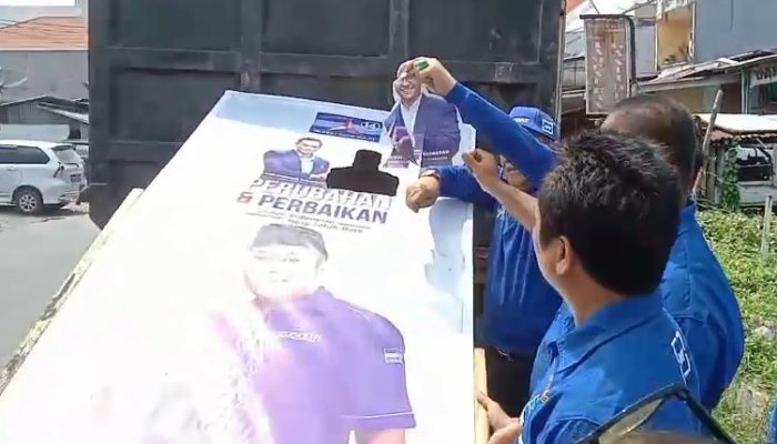 Pasca Penolakan AHY sebagai Cawapres, Ketua DPC Demokrat Bengkulu Utara ‘Merobek’ Foto Anies Baswedan