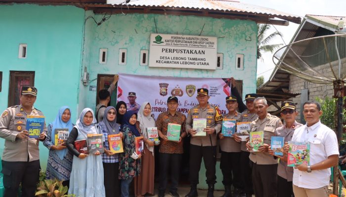 Meningkatkan Budaya Literasi Masyarakat Kapolres Lebong Bagikan Buku Secara Gratis