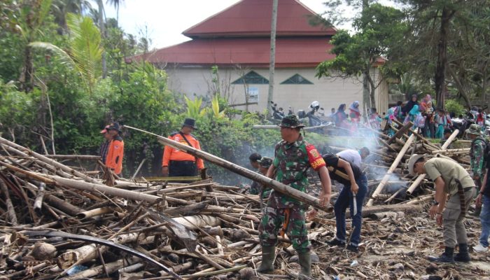 Peduli Lingkungan, Kodim 0423 BU Gelar Pembersihan Sampah di Pantai