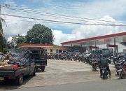 Kelangkaan BBM Terjadi di Kota Arga Makmur, Puluhan Masyarakat Terjebak dalam Antrian Panjang di SPBU