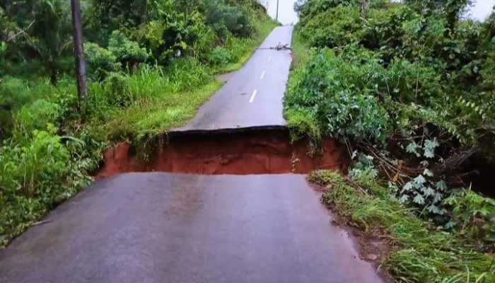 Akses Jalan Desa Rena Jaya dan Desa Sebayur Putus Total Akibat Hujan Deras