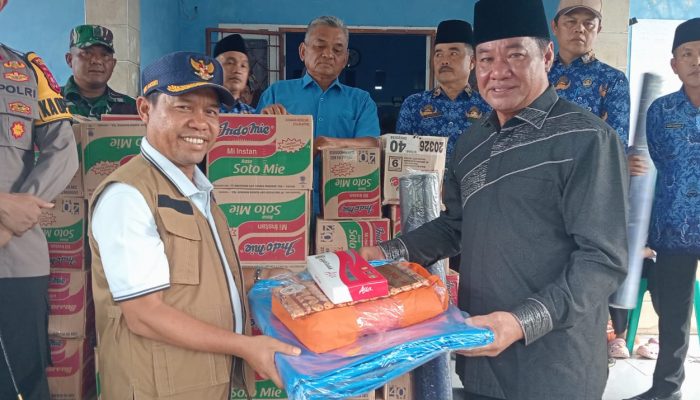 Bupati Lebong Kopli Ansori Menerima Bantuan Bencana Alam dari Wakil Gubernur Bengkulu