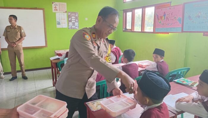 Kapolsek Lebong Tengah Luncurkan Program Makanan Bergizi Gratis di Kecamatan Lebong Sakti