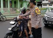 Personel Bag SDM Polres Lebong Bagikan Takjil kepada Masyarakat di Pasar Muara Aman