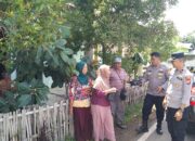 Kapolsek Lebong Tengah IPDA Erwin Sinaga Pimpin Pembagian Takjil di Desa Semelako 1