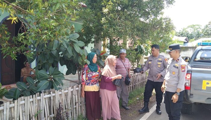 Kapolsek Lebong Tengah IPDA Erwin Sinaga Pimpin Pembagian Takjil di Desa Semelako 1