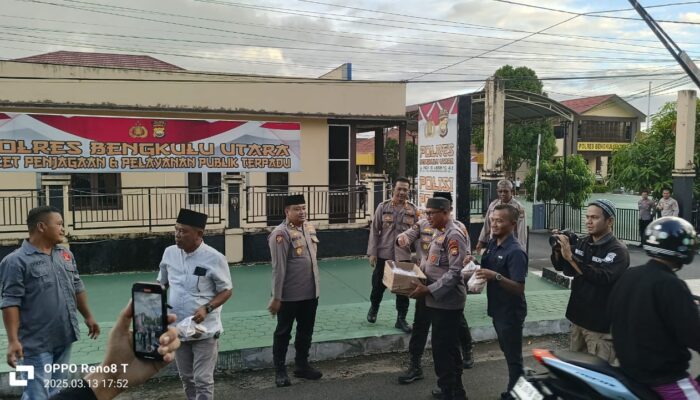 Polres Bengkulu Utara Bagikan Takjil dan Ajak Warga Waspada Hoaks di Bulan Ramadhan