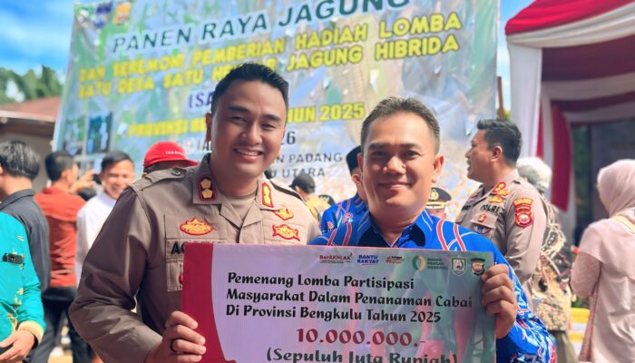 Panen Raya Jagung di Bengkulu Utara, Kapolres Lebong Dampingi Kades Tabeak Blau I Terima Penghargaan
