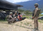 Di Pinggir Jalan Papua Seorang Polisi Berjongkok, Air Mata Kemanusiaan Mengalir Dalam Diam