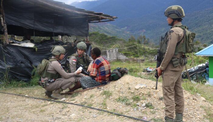 Di Pinggir Jalan Papua Seorang Polisi Berjongkok, Air Mata Kemanusiaan Mengalir Dalam Diam