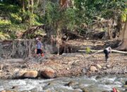 Pasukan Pelopor Brimob Turun Tangan Tangani Dampak Banjir Bandang di Kabupaten Agam