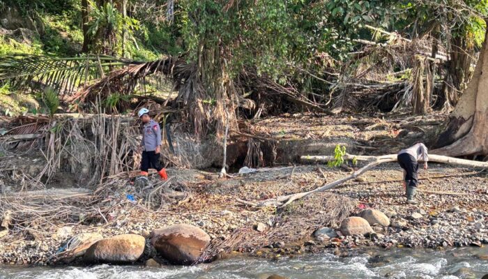 Pasukan Pelopor Brimob Turun Tangan Tangani Dampak Banjir Bandang di Kabupaten Agam