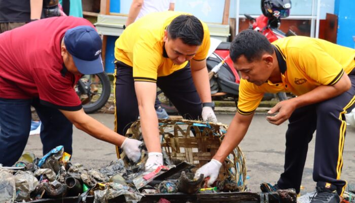 Polres Lebong dan Polsek Jajaran Bersama TNI, Pemda, dan Masyarakat Gelar Aksi Bersih Sampah di Terminal Muara Aman