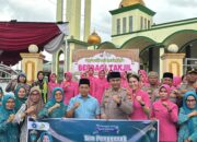Kapolres Lebong dan Bupati Kabupaten Lebong Bagikan 500 Paket Takjil untuk Masyarakat