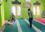 Polres Lebong Laksanakan Program Indonesia Asri, Bersihkan Lingkungan dan Mushola.
