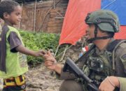 Sentuhan Humanis di Sinak: Satgas Damai Cartenz Bangun Kepercayaan Lewat Interaksi Anak-anak