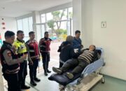 Wujud Respon Cepat, Anggota Polri Evakuasi Lansia Darurat Medis ke Rumah Sakit di Gunung Mas Bogor