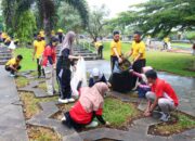 Kapolres Lebong, AKBP Agoeng Ramadhani, S.H., S.I.K., memimpin langsung kegiatan gelar aksi bersih lingkungan dukung program Indonesia Asri di kawasan Taman Karang Nio